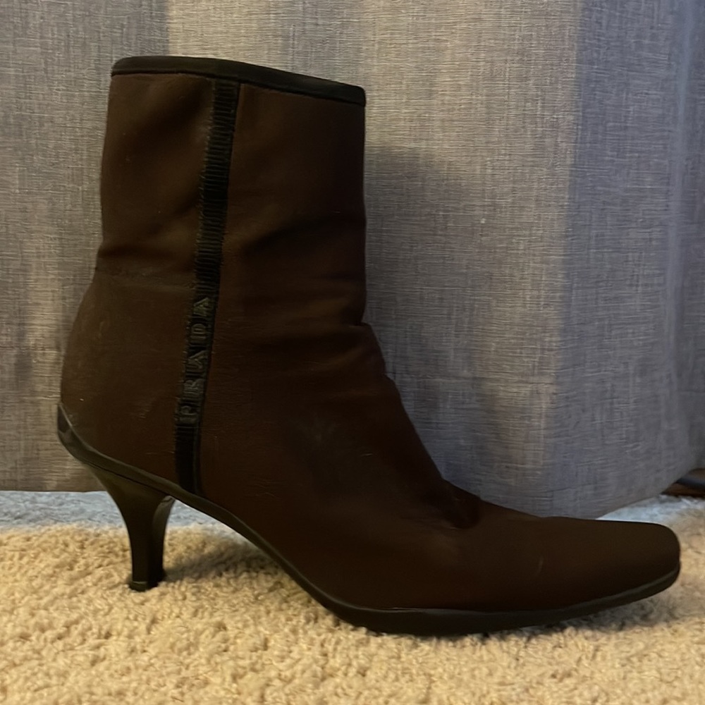 Sz 39 1/2 Prada kitten-heeled chocolate brown w black stripe ankle height boots. - Picture 2 of 6